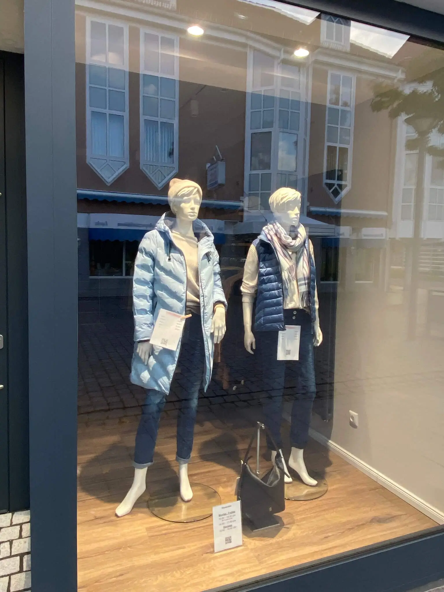 front-eines-modegeschäfts-mit-preisschildern