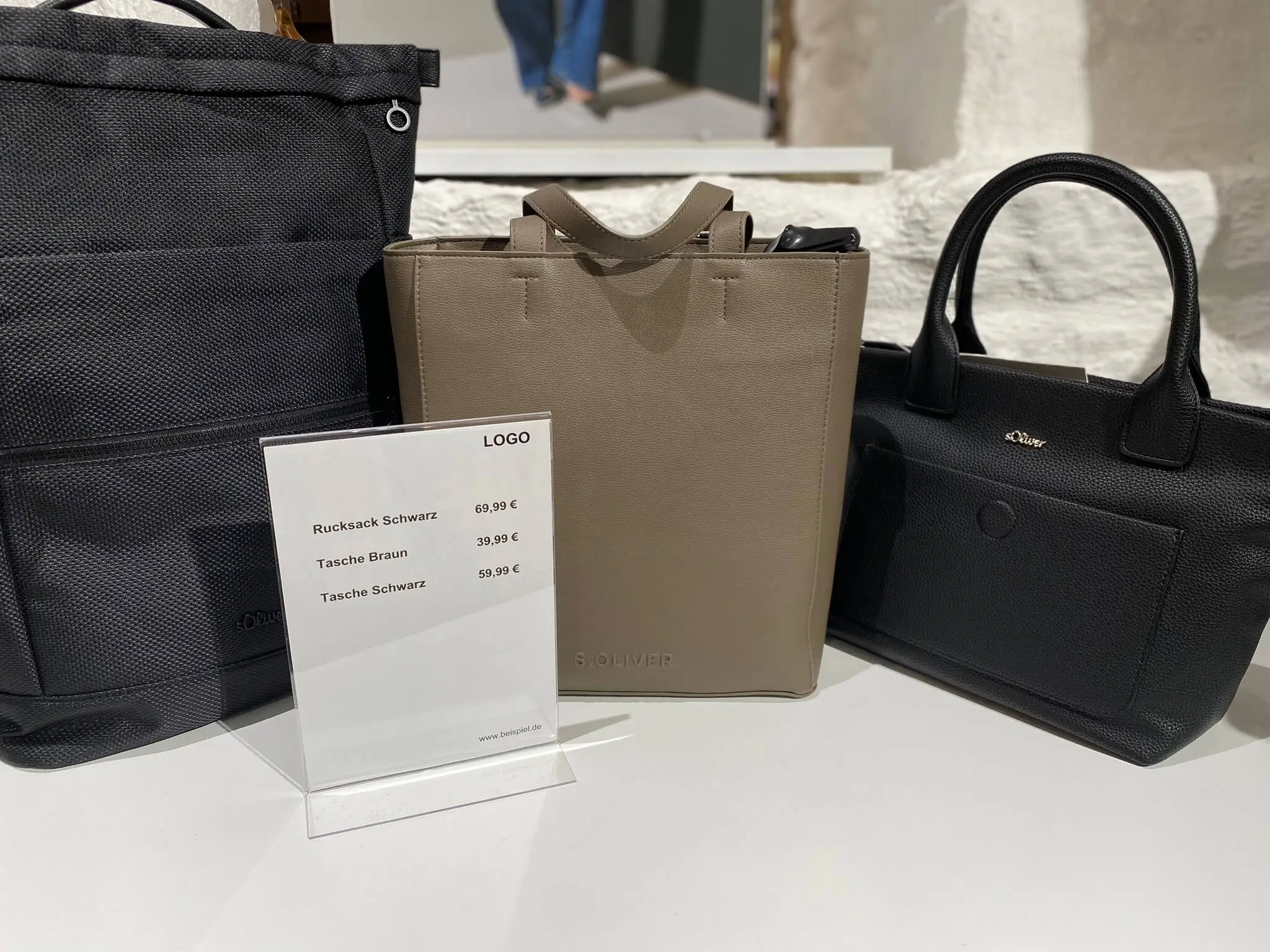 preisschilder-mit-taschen-im-hintergrund