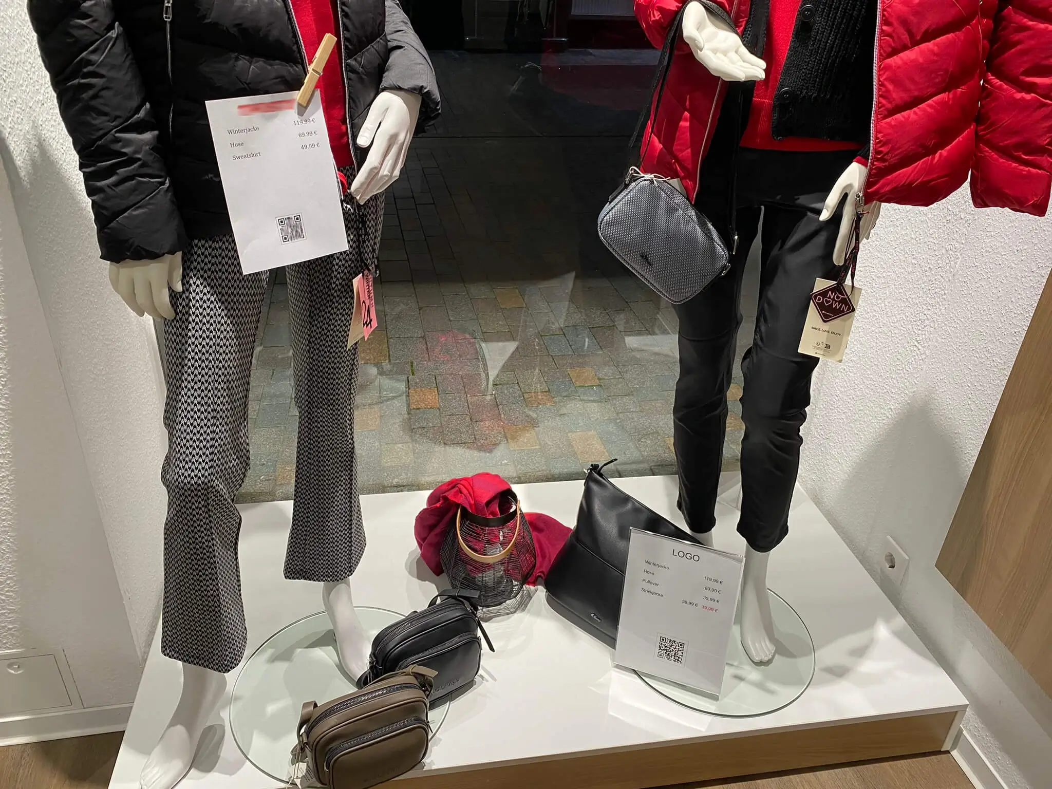schaufenster-mit-zwei-preisschildern