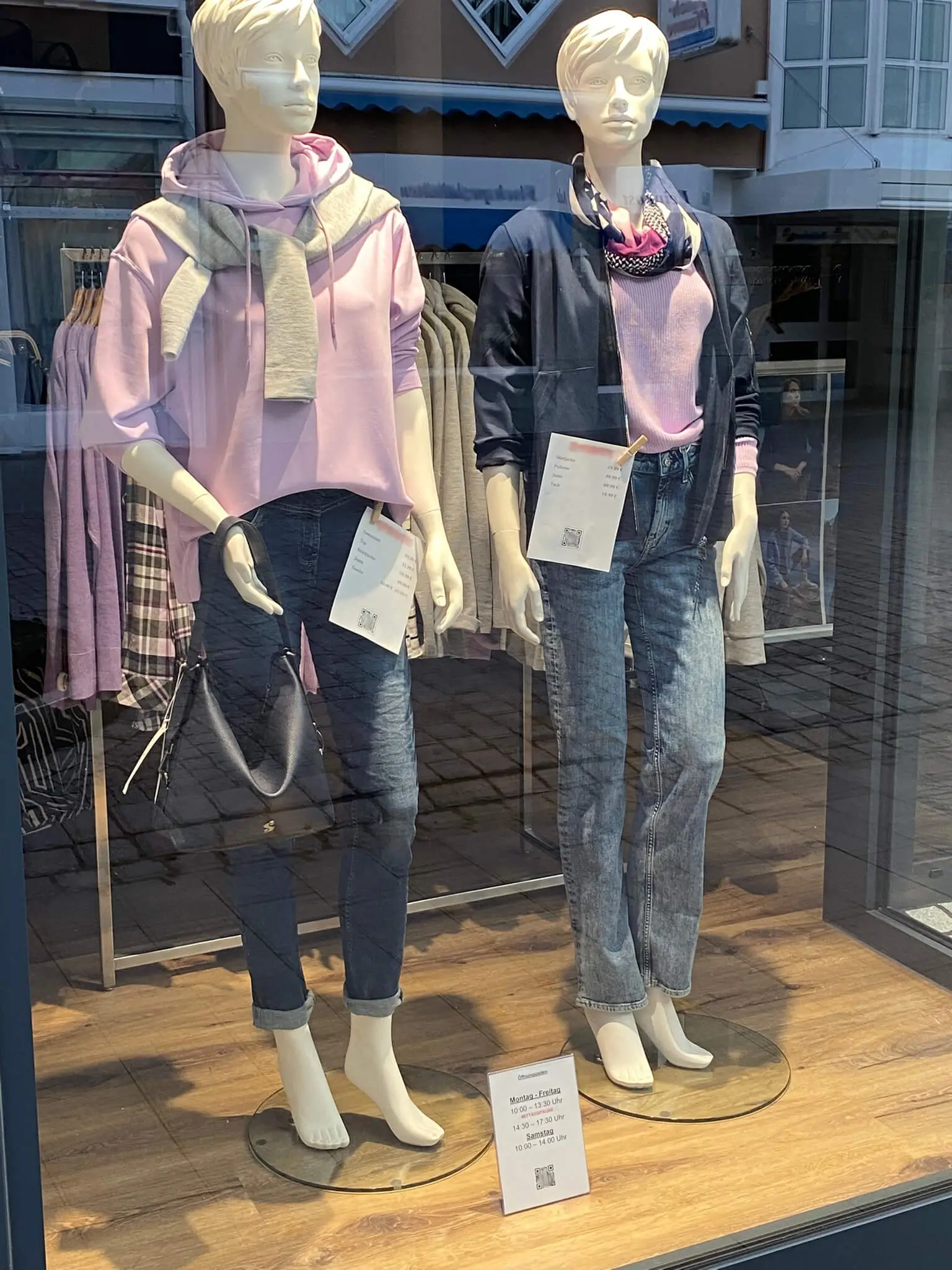 zwei-schaufensterpuppen-mit-preisschildern